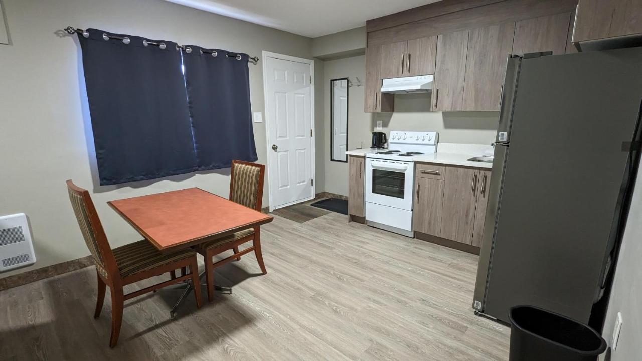 Riverside Motel Медисин-Хат Экстерьер фото